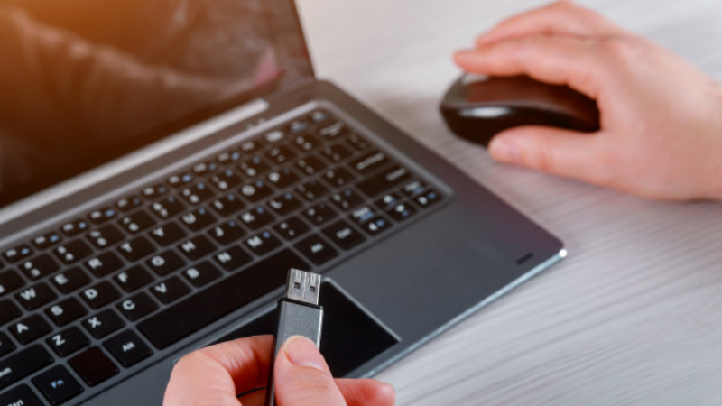 1765551387 108 Nguyen nhan va cach sua may tinh laptop khong len